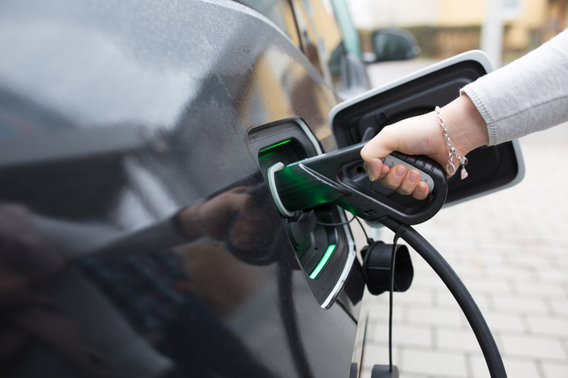 Elektro­mobilität bei Elektro Hess GmbH & Co. KG in Sachsen bei Ansbach