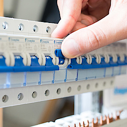 Schalt­schrank­bau bei Elektro Hess GmbH & Co. KG in Sachsen bei Ansbach